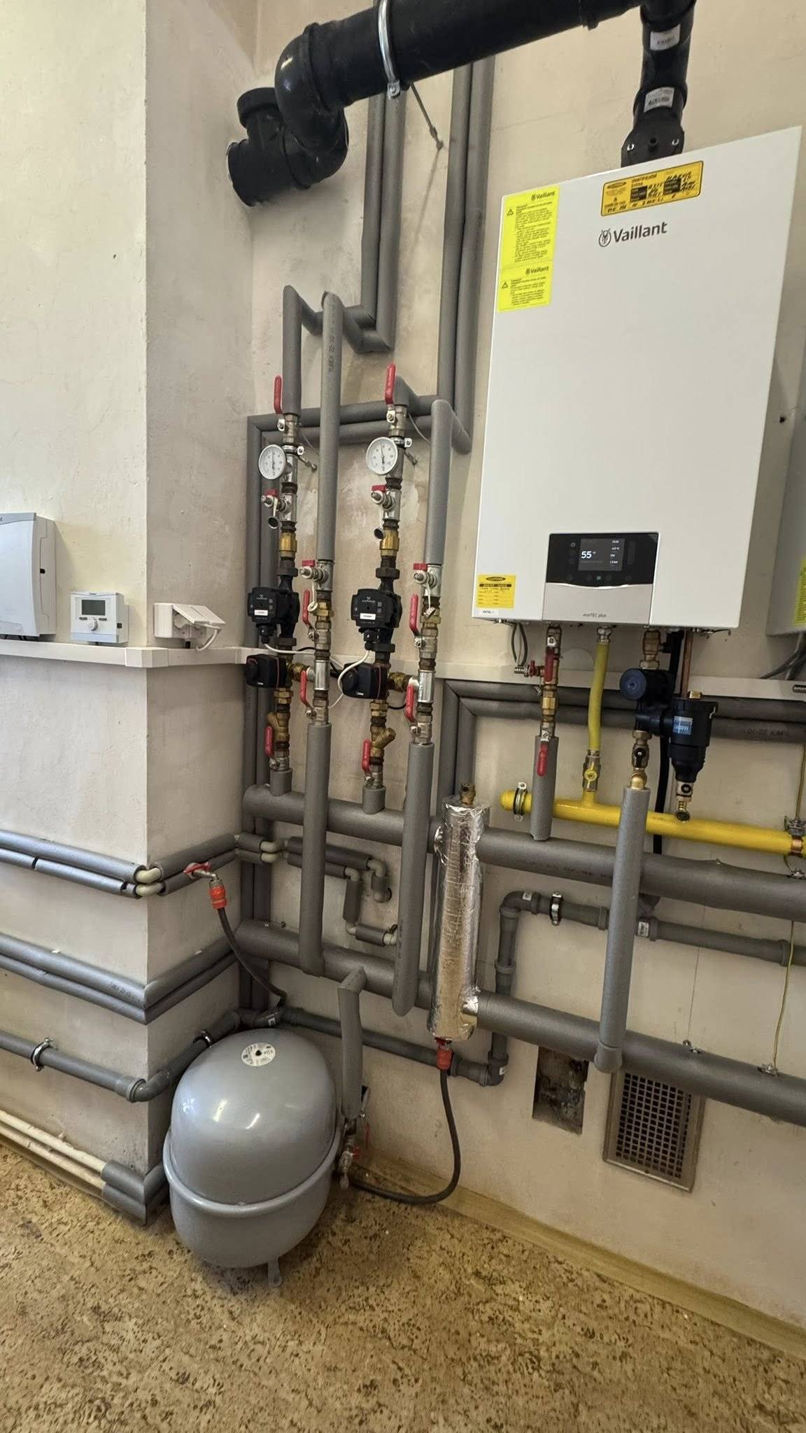 Na konci roku 2025 se nám ve spolupráci s firmou Démos, která pro obec zajišťuje dodávku tepla, podařilo zrekonstruovat dvě kotelny. Výsledkem jsou modernější, úspornější a praktičtější technologie a také lépe využitelný prostor. Zároveň tímto krokem dovršujeme systematickou modernizaci všech centrálních plynových kotelen v obci, která probíhala v uplynulých několika letech a vyšla celkově přibližně na 5 mil. Kč. Nyní máme ve všech centrálních kotelnách nové úsporné kondenzační kotle, které šetří prostředky nejen obci, ale i nájemníkům. 📍 Červená Voda č.p. 372 (pečovatelský dům) Vyměnili jsme původní kotle Hydrotherm (2× 90 kW a 1× 60 kW) za moderní kondenzační kotle Vaillant (2× 45 kW). Součástí rekonstrukce bylo také zkrácení rozvodů, jejich nová izolace a napojení na stávající otopnou soustavu. Díky úpravám se navíc zvětšila plocha kotelny, kterou bude možné do budoucna lépe využít. 📍 Červená Voda č.p. 362 (budova knihovny) I zde došlo k výměně starých kotlů Dakon (2× 24 kW) za nové kondenzační kotle Vaillant (2× 24 kW). Zároveň jsme sloučili dvě původně oddělené kotelny (v přízemí a v 1. patře) do jedné – tím se uvolnila další místnost, která nyní může sloužit pro jiné potřeby. ℹ️ Jedinou výjimkou z centrálního systému je bytový dům Bílá Voda 59, kde je zvolena jiná koncepce vytápění – každý byt má svůj vlastní plynový kotel. Do budoucna je na zvážení, zda nepřevzít model centrální kotelny podobně jako u ostatních bytových domů. 💡 Co od modernizace očekáváme? ✅ Úsporu nákladů na vytápění a ohřev teplé vody až o 30 % ✅ Efektivnější a moderní technologii ✅ Lepší využití obecních prostor 📸 Přikládáme fotky aktuálního stavu – mrkněte, jak kotelny vypadají dnes!