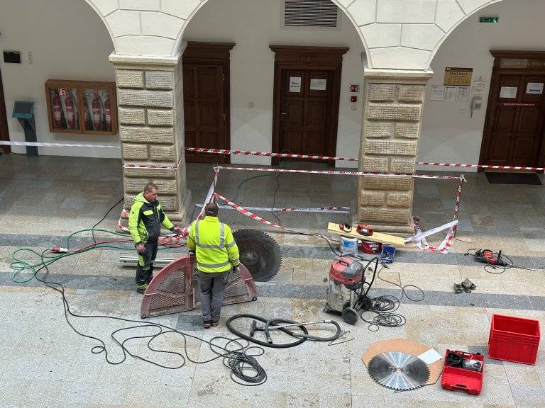 V budově Městského úřadu Hranice byla dokončena další etapa instalace klimatizačních jednotek, tentokrát v prostorách podkroví zámku. Práce probíhaly po dobu dvou měsíců a přinesly dočasné změny v organizaci chodu úřadu.