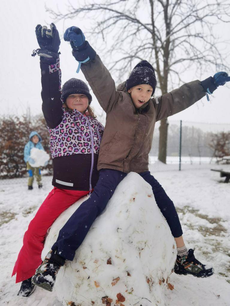 Jakmile zima přinesla na naše školní hřiště nadílku sněhu, věnovala s ním dětem i radost a zábavu. Nechyběl smích ani červené tváře od mrazu. Děti stavěly sněhuláky, koulovaly se a zkoušely vytvářet nejrůznější sněhové stavby.