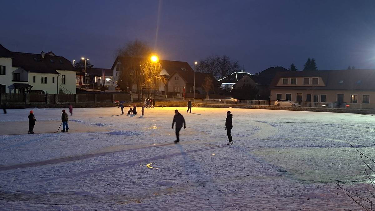 Městská část zajistila osvětlení části Návesního rybníka, aby si všichni milovníci zimních radovánek mohli užít bruslení i v podvečerních hodinách. Led na rybníku je bezpečný, jeho tloušťka přesahuje 10 cm, a plocha je vhodná ke sportovnímu využití. Přijďte si zabruslit, protáhnout tělo a užít si zimní atmosféru přímo u nás v městské části. ⛸️