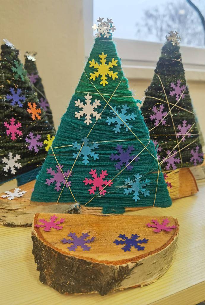 V předvánočním čase jsme si v družině užili pestré tvoření a ruce se nám nezastavily.  Vznikaly pod nimi nejrůznější dekorace – stromečky z vlny, zlaté rybky, svícínky s voňavou svíčkou ze včelího vosku, ale také andělé a čerti, kteří k adventu také patří.