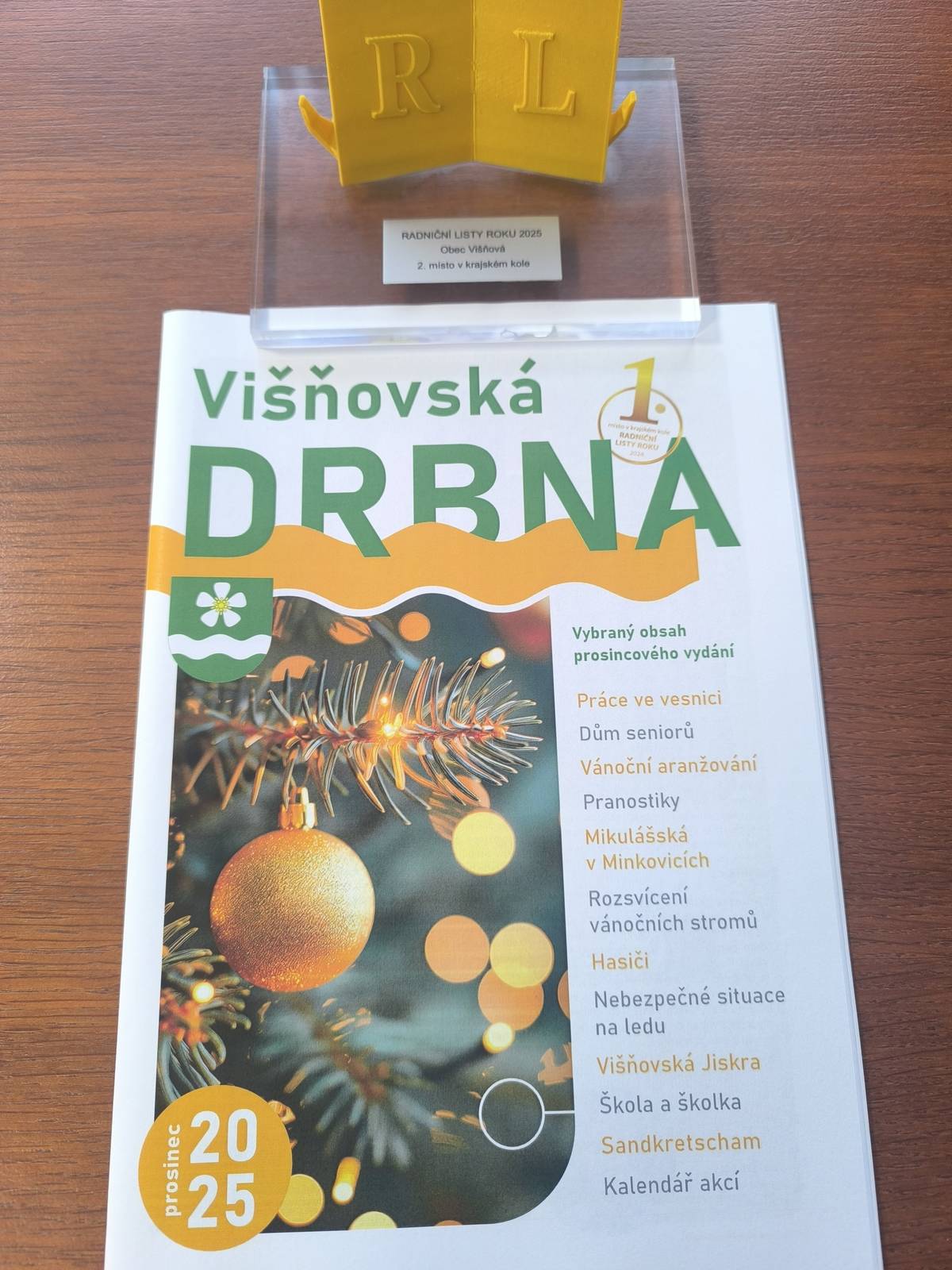 Na začátku roku na obecní úřad doputoval jeden opravdu krásný a povzbuzující novoroční dárek. Višňovská drbna získala 2. místo 🥈 v krajském kole v soutěži Radniční listy roku 2025. Věříme, že se vám zpravodaj také líbí a rádi ho čtete. Děkuji všem přispěvovatelům za vaše články, které pomáhají informovat občany o aktuálním dění v obci. Děkuji též paní místostarostce za provádění korektury, Petru Bímovi za grafickou úpravu a sazbu a Jaroslavu Bienovi za krásné fotografie.🍀 Během ledna bychom měli obdržet podrobné hodnocení našeho zpravodaje. Věřím, že zmíněný rozbor nám pomůže posunout Višňovskou drbnu ještě na vyšší úroveň. Váš starosta