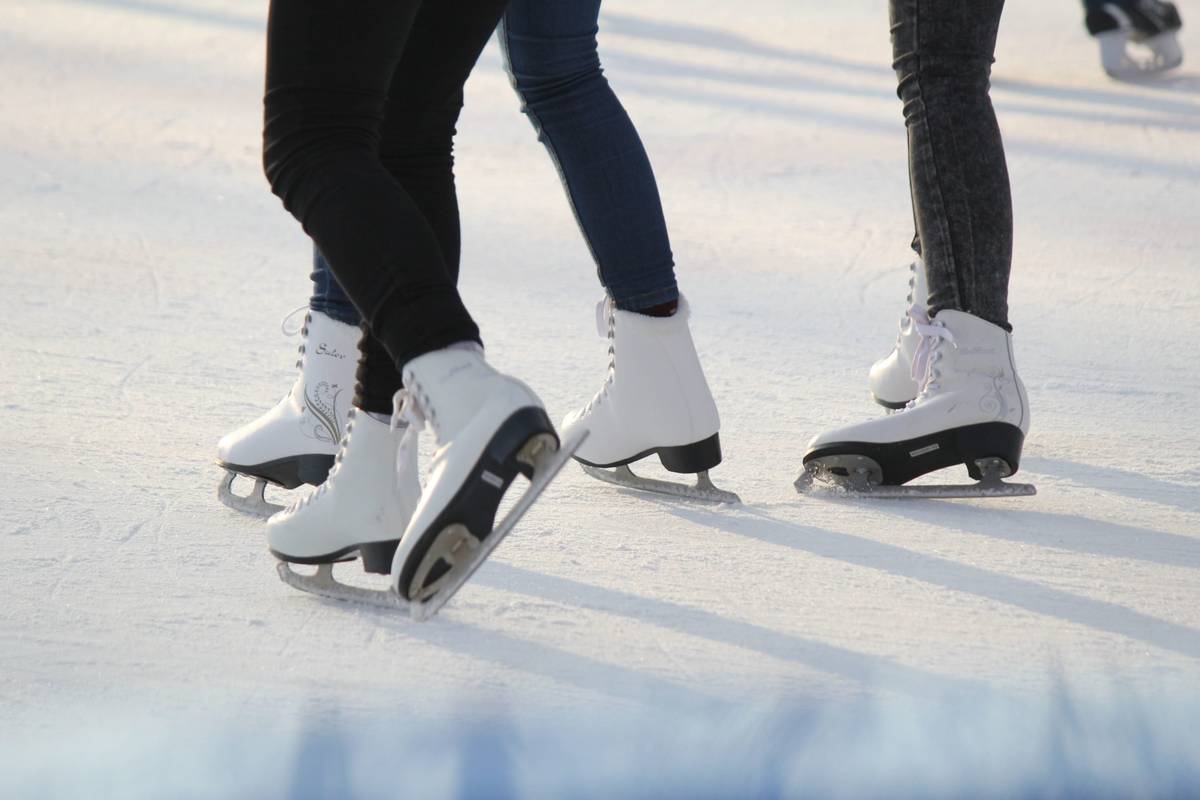 Přijďte si užít další zimní sport v Dolní Branné. Dobrovolníci z řad spoluobčanů ve spolupráci s obcí připravili ledovou plochu nad místní základní školou pro dolnobranskou veřejnost. Kluziště je otevřeno každý den od 10:00 do 19:00. Plocha není vhodná pro hraní hokeje dospělými.