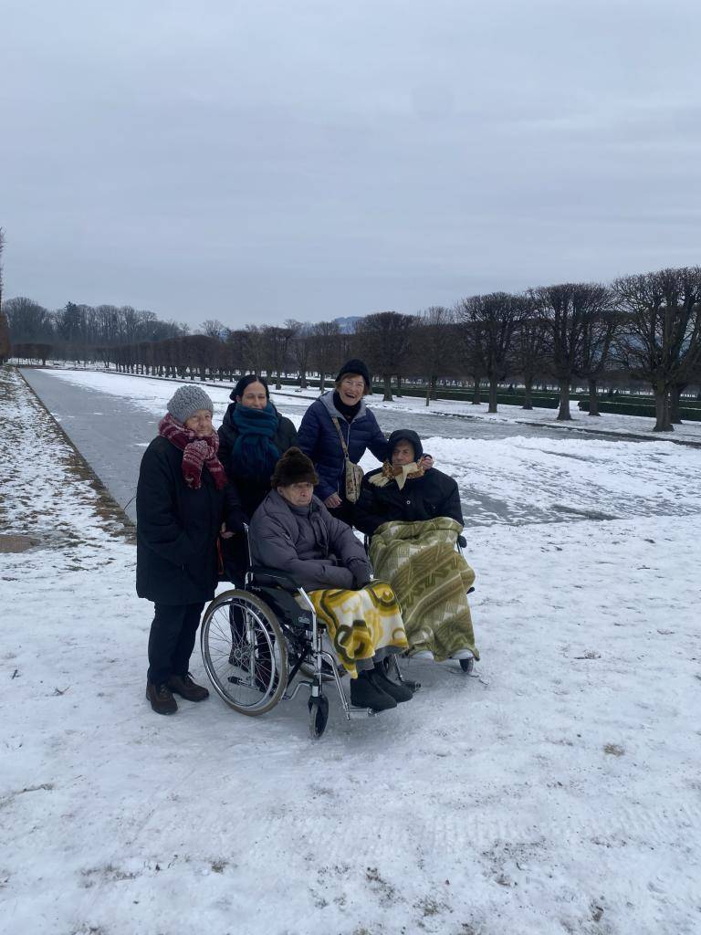 Vydali jsme se na krátkou zimní procházku do zámecké zahrady. Pod nohama nám křupal čerstvý sníh a studený mrazivý vzduch štípal do tváří – přes chlad, ale procházka přinášela příjemné osvěžení a pocit užít si zasněženou krajinu kolem zámku.
