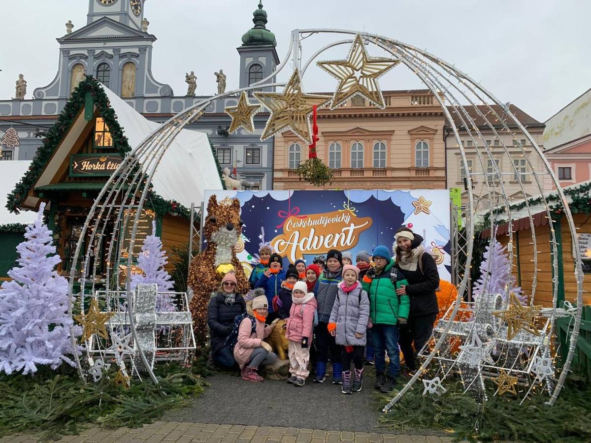 Sváteční období adventu jsme si vychutnali nejen ve škole během prosincových akcí, ale i výjížďkou na adventní trhy na náměstí.
