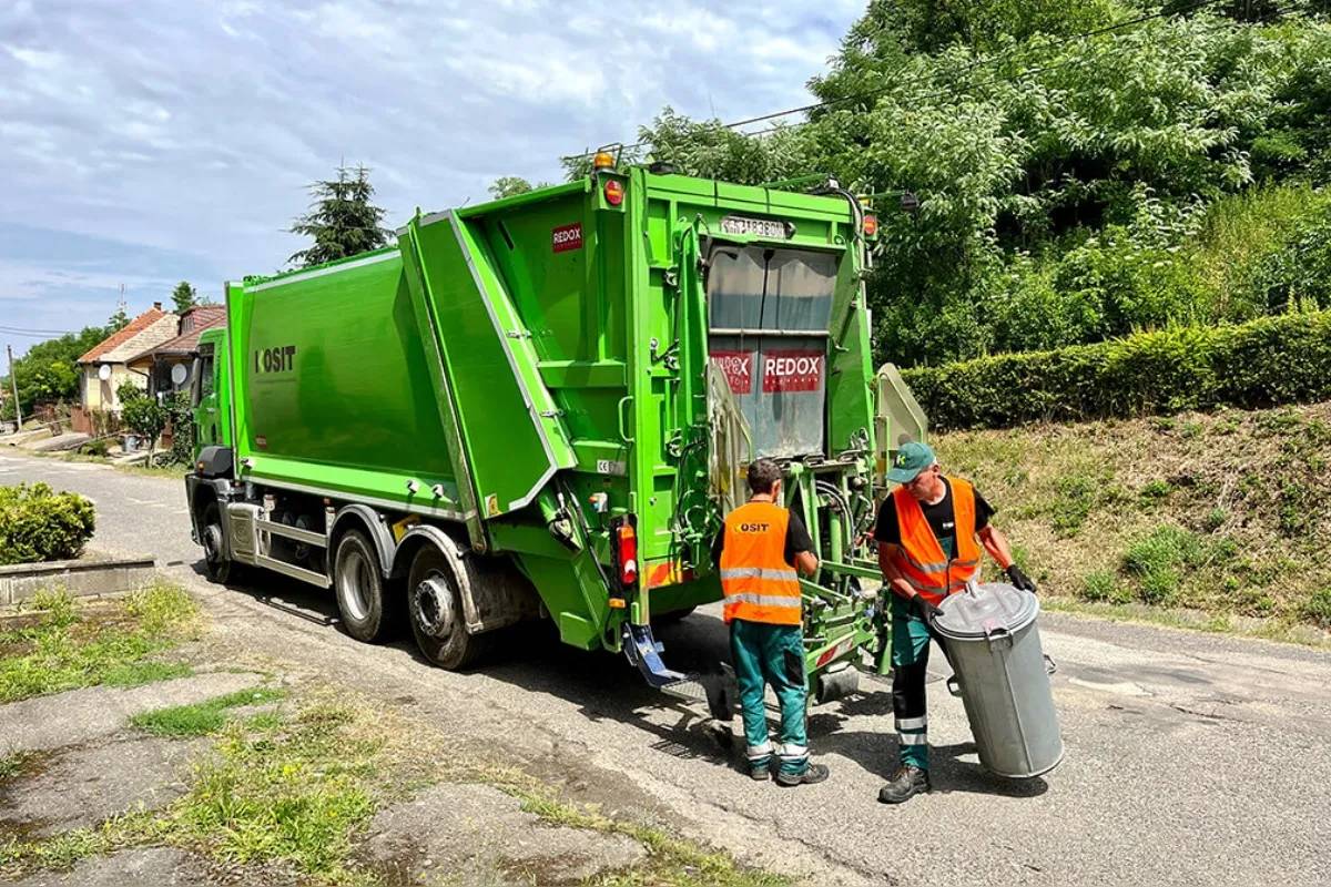 Kalendár zberu odpadu je zverejnený na stránke obce tu:  Kalendár zberu odpadu 2026 Zberová spoločnosť nám ho ešte nedoručila v tlačenej podobe, hneď, ako tak urobí ho doručíme do každej domácnosti. Najbližší zber je 6.1.2026.