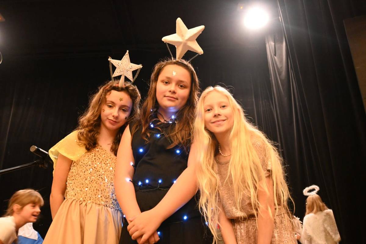 V Kulturním domě v Deštné se 18. prosince 2025 konala Vánoční besídka Základní a mateřské školy Deštná. Program zahrnoval vystoupení dětí z Mateřské školy, aerobik a vystoupení všech tříd Základní školy.