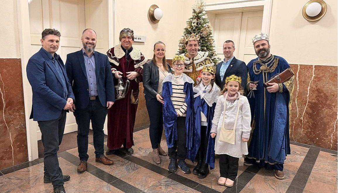 Zlín – Ve Zlíně začala Tříkrálová sbírka. Malí i velcí koledníci Kašpar, Melichar a Baltazar dnes zavítali na zlínskou radnici, kde v doprovodu zástupců Charity Zlín a za zpěvu koled zamířili k primátorovi města Zlína.