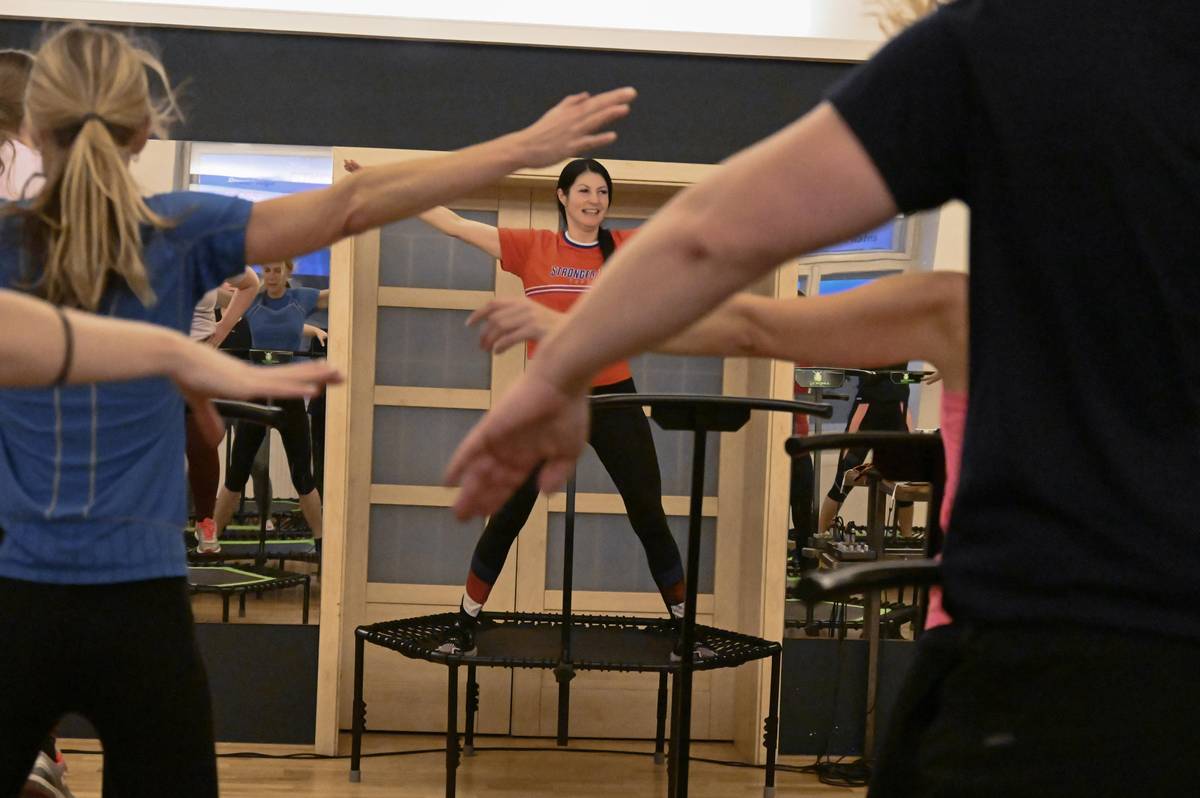 📍 Už jste se zapojili do novoroční výzvy města Buď fit? Ne? Tak teď je ten správný čas. Možnost zapojit se máte už jen do soboty 10. ledna.  📍 Každý sportovec má možnost využít až tři volné vstupy do libovolných sportovišť, která se do projektu zapojila, a vybrat si z různých aktivit. Návštěvu lekce je následně potřeba zarezervovat podle pokynů uvedených na webových stránkách konkrétních sportovišť. 🔗 Registrační formulář na volné vstupenky a další informace naleznete na www.hradeckralove.org/budfit.