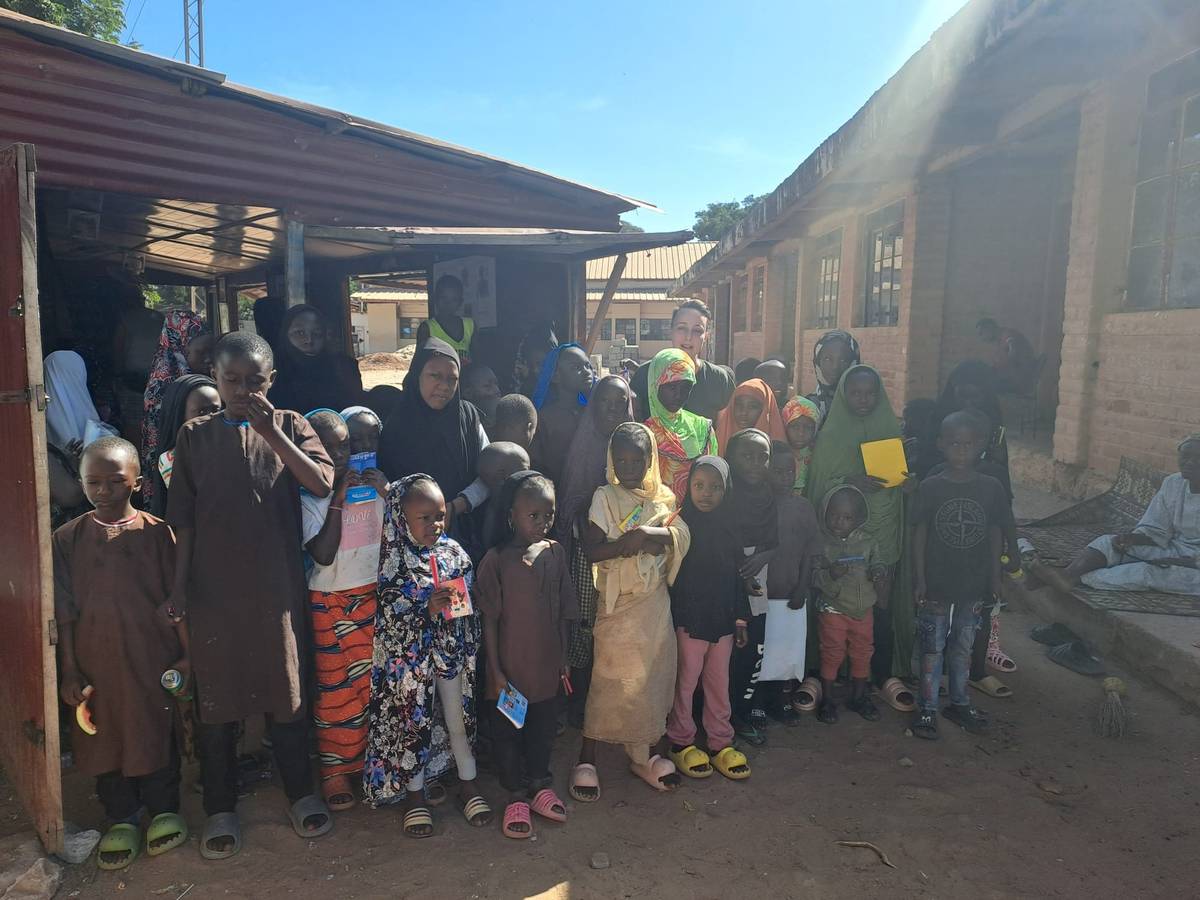Naše škola navázala přátelské vztahy s komunitní školou působící v Bakau Community Centre v Gambii. V tomto centru se vzdělávají děti přibližně ve věku 6–11 let. Ředitelka školy byla do Bakau pozvána s cílem sdílet své pedagogické zkušenosti s místními učiteli a seznámit se s chodem výuky přímo během běžného vyučování. Setkání probíhalo ve třídě a bylo založeno na otevřeném dialogu a vzájemném respektu. Navázané přátelství vnímáme jako první krok k další spolupráci, která může do budoucna zahrnovat pokračující sdílení pedagogických zkušeností, inspiraci i zapojení dětí do společných aktivit na dálku. ZŠ a MŠ Kojetice