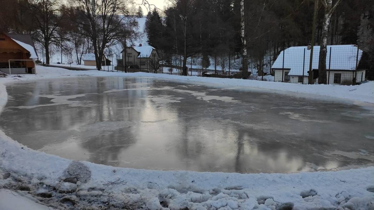 Jako všude kolem.. i naši členové SDH Hasiči Pustá Rybná využívají příhodného počasí a tvoří na hřišti ledovou plochu. Práce ve dne v noci konečně přináší ovoce. Včera se již dalo bruslit 👏  Děkujeme za čas věnovaný tvorbě ledu 🙏 a věříme, že bude na hřišti živo ⛸️🏒 👍