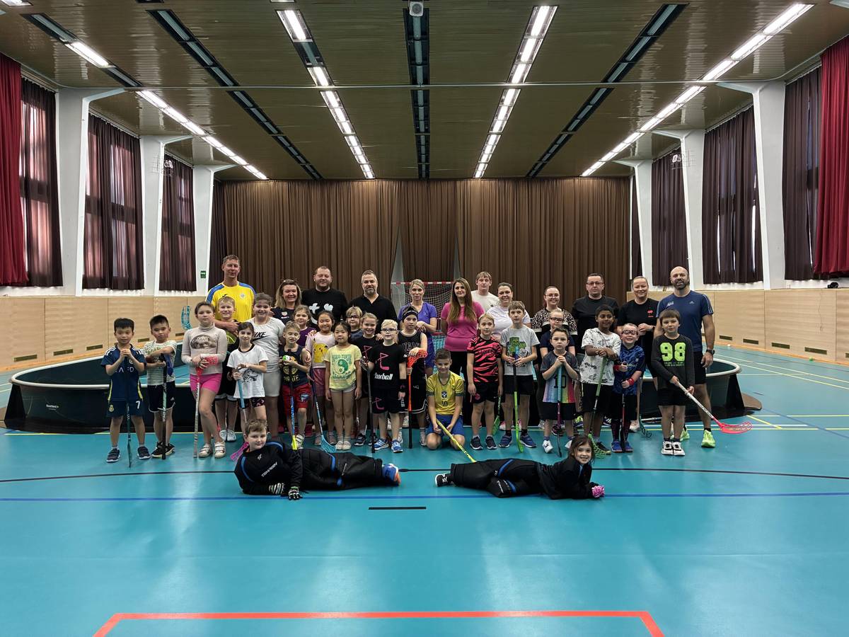 Čtvrtou adventní neděli  se v hale Kulturního domu ve Vejprtech sešly děti z florbalového oddílu Vejprtských tygrů a jejich rodiny. Nastoupily společně do prvního ročníku Vánočního turnaje FLORBALOCE 2025 o putovní pohár. Ve sportovní hale tak v rodinných týmech zápasilo téměř 40 sportovců všech věkových kategorií. Všichni se utkali v turnaji každý s každým. Vítězný pohár nakonec zvedl nad hlavu tým ZONE. Děkuji všem zúčastněným za perfektní atmosféru a neuvěřitelné sportovní výkony. Budu se těšit na další ročníky.  Martin Zdráhal