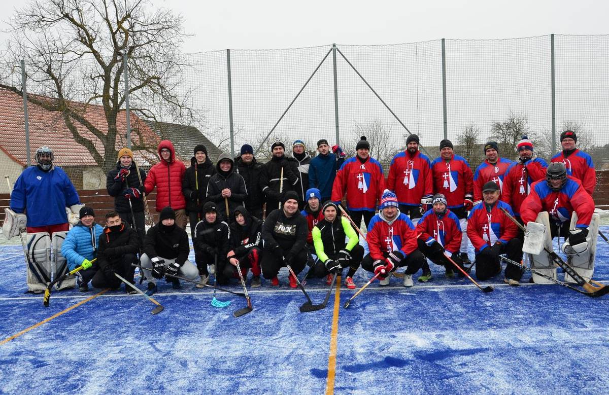 31.12.2025 se uskutečnilo tradiční utkání hokejbalu mezi obcí Petrůvky a obcí Ostašov.