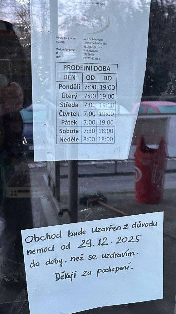 Jak jsme se dnes ráno dozvěděli, podnájemce od 29. 12. 2025 uzavřel z důvodu nemoci obchod. Tuto informaci nám nedal vědět. O nastalé situaci již jednáme s hlavní nájemkyní obchodu. Předmětem jednání je i dlouhodobé nevyhovující fungování obchodu. Pokud by nemělo dojít k nápravě, budeme navrhovat ukončení nájemní smlouvy. Následně bychom vybírali nového provozovatele, o čemž bychom samozřejmě informovali. Omlouváme se za komplikace.