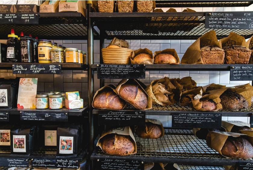 Obec jedná se zájemcem  o znovuotevření prodejny potravin. K otevření prodejny pravděpodobně dojde ještě v lednu 2026.