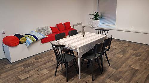 Silné noční mrazy, které nyní udeřily, mohou lidé bez přístřeší přečkat v teple. Využít mohou místnosti a služby s příznačným názvem Teplá židle, kterou zajišťuje v Českém Krumlově Oblastní spolek Českého červeného kříže ve spolupráci s městem a Odborem sociálních věcí a zdravotnictví.