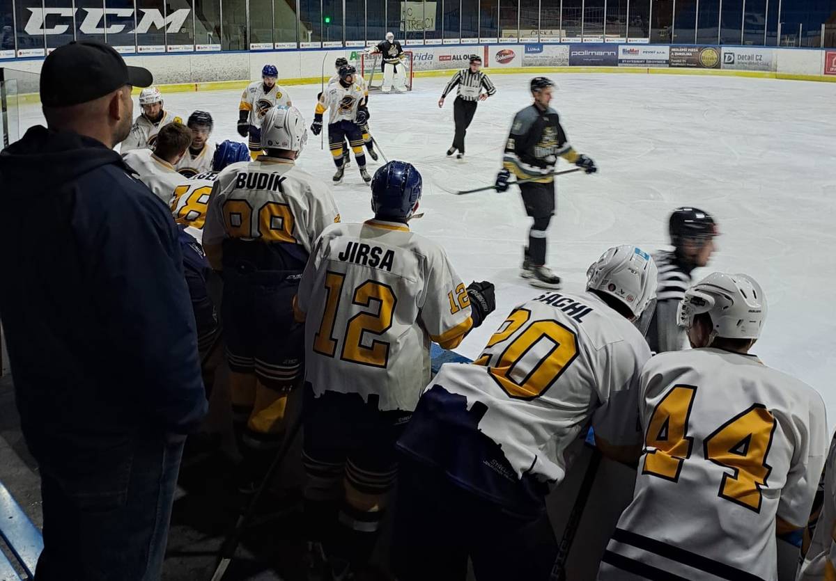 Jindřichohradečtí hokejisté do roku 2026 nevykročili tou správnou nohou. Po porážkách s milevskou rezervou a na ledě Českého Krumlova navíc v tabulce krajské ligy klesli na čtvrtou příčku.