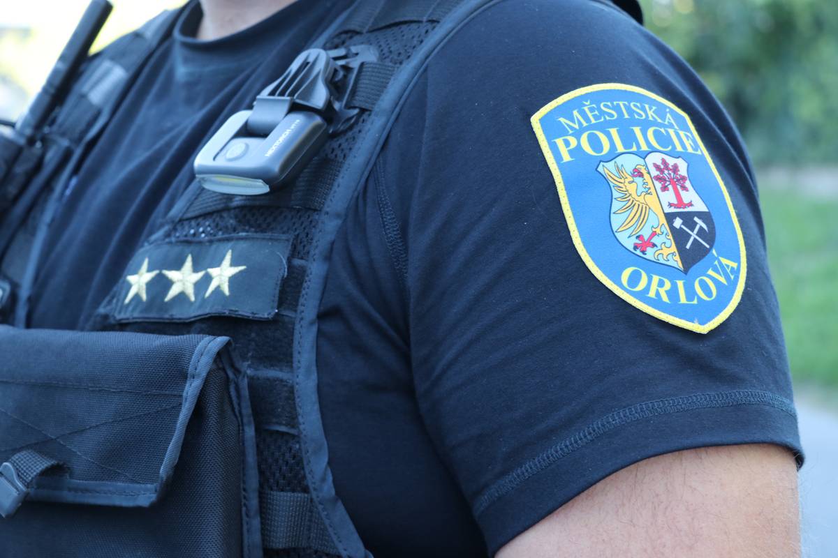 Tři nože měl u sebe opilý muž (1973), který jednu prosincovou středu v podvečer usnul na prahu dveří své bývalé manželky. Žena z něj měla strach, a proto přivolala městskou policii. Hlídka sice muže vzbudila, ale ten vůbec nekomunikoval, ani nereagoval. Po marných výzvách museli strážníci použít zákonné donucovací prostředky, co...