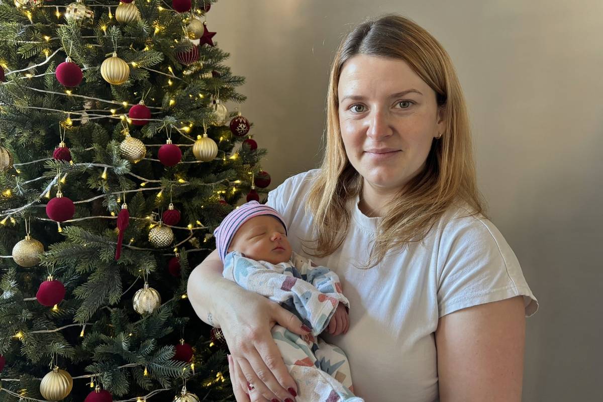 Prvním miminkem narozeným v letošním roce v litoměřické porodnici se stal chlapeček Oliver Konstantinov. Rodičům Anně Filousové a Michalovi Konstantinovovi z Čížkovic se narodil ve čtvrtek 1. ledna v 10,40 hodin. Při narození vážil 2,7 kilogramu a měřil 46 centimetrů.  Už tradičně přišli první litoměřické miminko přivítat a popřát mu hodně zdraví starosta města Radek Löwy a vedoucí odboru sociálních věcí a zdravotnictví Renáta Jurková. Malému Oliverovi předali dnes dopoledne na památku zlatý řetízek s přívěskem čtyřlístku pro štětí a mamince kytici. Na úvodním snímku jsou spolu s novopečenou maminkou, malým Oliverem a zástupci města také ředitel litoměřické nemocnice Vladimír Kestřánek a porodní asistentka Martina Schejbalová.