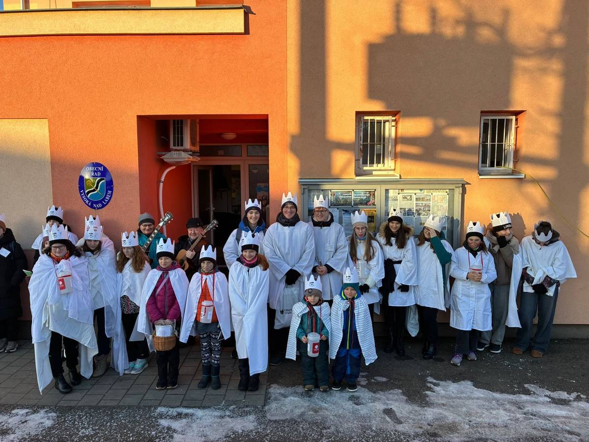 Letos posedmnácté vyšli tři králové do ulic naší obce, a to v sobotu 3. ledna 2026. Sbírky se zúčastnilo celkem 9 skupin koledníků, 19 dívek a 8 chlapců. A výsledek stál za to - vybralo se 69 702 korun, což je druhá nejvyšší částka v historii tříkrálové sbírky v naší obci! Podrobné výsledky sbírky jsou v sekci Fotogalerie: https://www.vysoka-nad-labem.cz/fotoglerie/tri-kralove-ve-vysoke-2026 Opravdu velký dík patří všem koledníkům, jejich rodičům a průvodcům. Dále si dovoluji jménem Charity ČR i jménem svým srdečně poděkovat všem dárcům a zároveň je ujistit o tom, že vybrané peníze budou skutečně využity na deklarovaný účel. Podrobnosti o sbírce najdete na: http://www.trikralovasbirka.cz/ Královny a králové, děkujeme! Jiří Horák