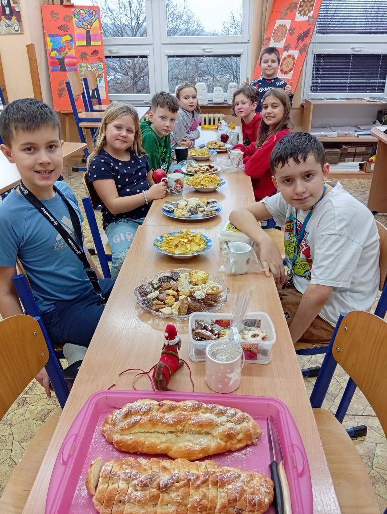 Poslední schůzku v roce 2025 jsme věnovali tradičnímu vánočnímu posezení a předání dárečků našim milovaným zvířátkům.