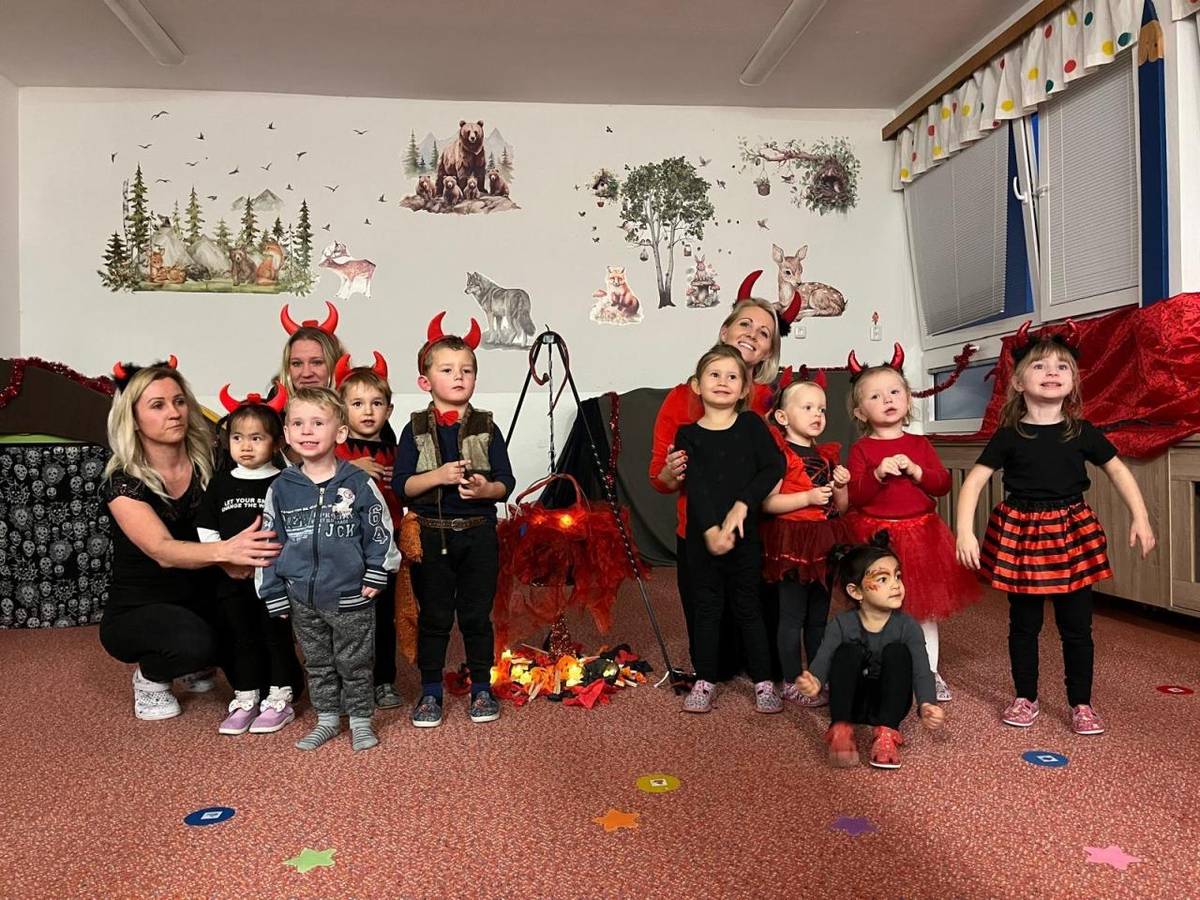 Měsíc prosinec se nesl již ve vánočním duchu. Děti si pro rodiče připravily svá vystoupení na besídku, navštívily divadlo Hogo Fogo a dokonce do školky dorazil i Ježíšek.