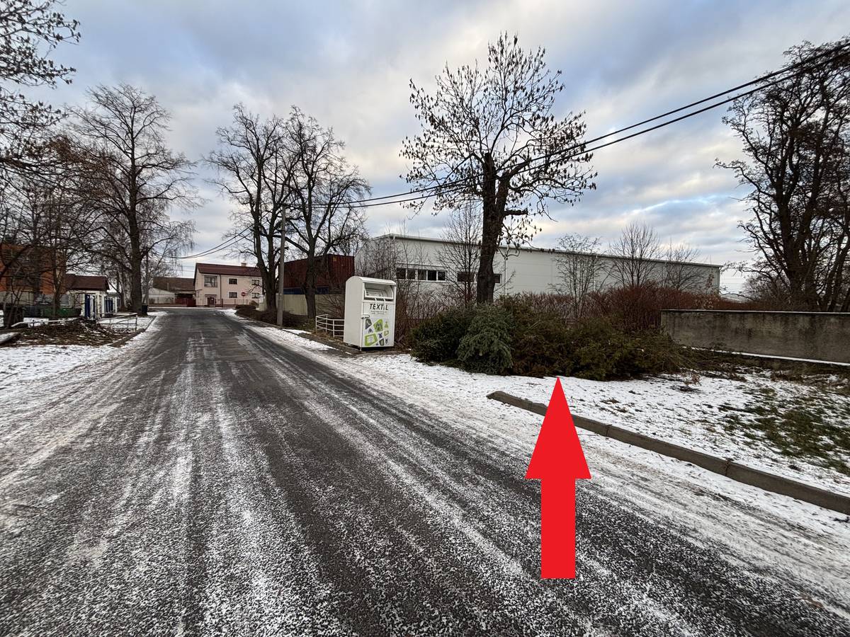 Odstrojené Vánoční stromky je možné v Tuchlovicích odložit na hromadu k potoku za OÚ, viz foto. V Srbech je možné stromky odložit k ohradě v parku, kde probíhá sběr velkoobjemového odpadu. Na Slovance je možné stromky ponechat u kontejnerů na tříděný odpad.