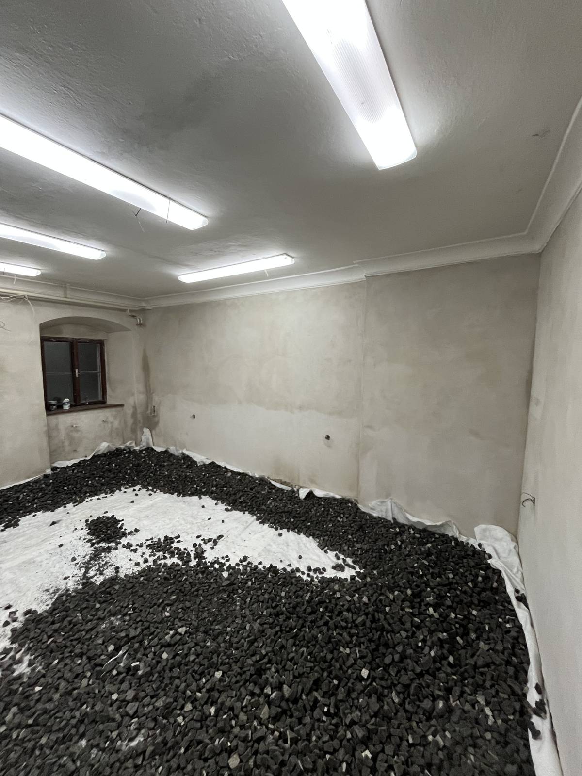 I během vánočních svátků probíhaly stavební práce na opravě obecního úřadu. V knihovně je dokončena oprava omítek včetně výmalby, byla položena nová dřevěná podlaha včetně nátěru. Zbývá dokončit elektroinstalační práce a montáž topení. V místnosti kanceláře došlo k zazdění nepoužívaných vchodových dveří, dokončuje se oprava omítek před pokládkou nové podlahy.