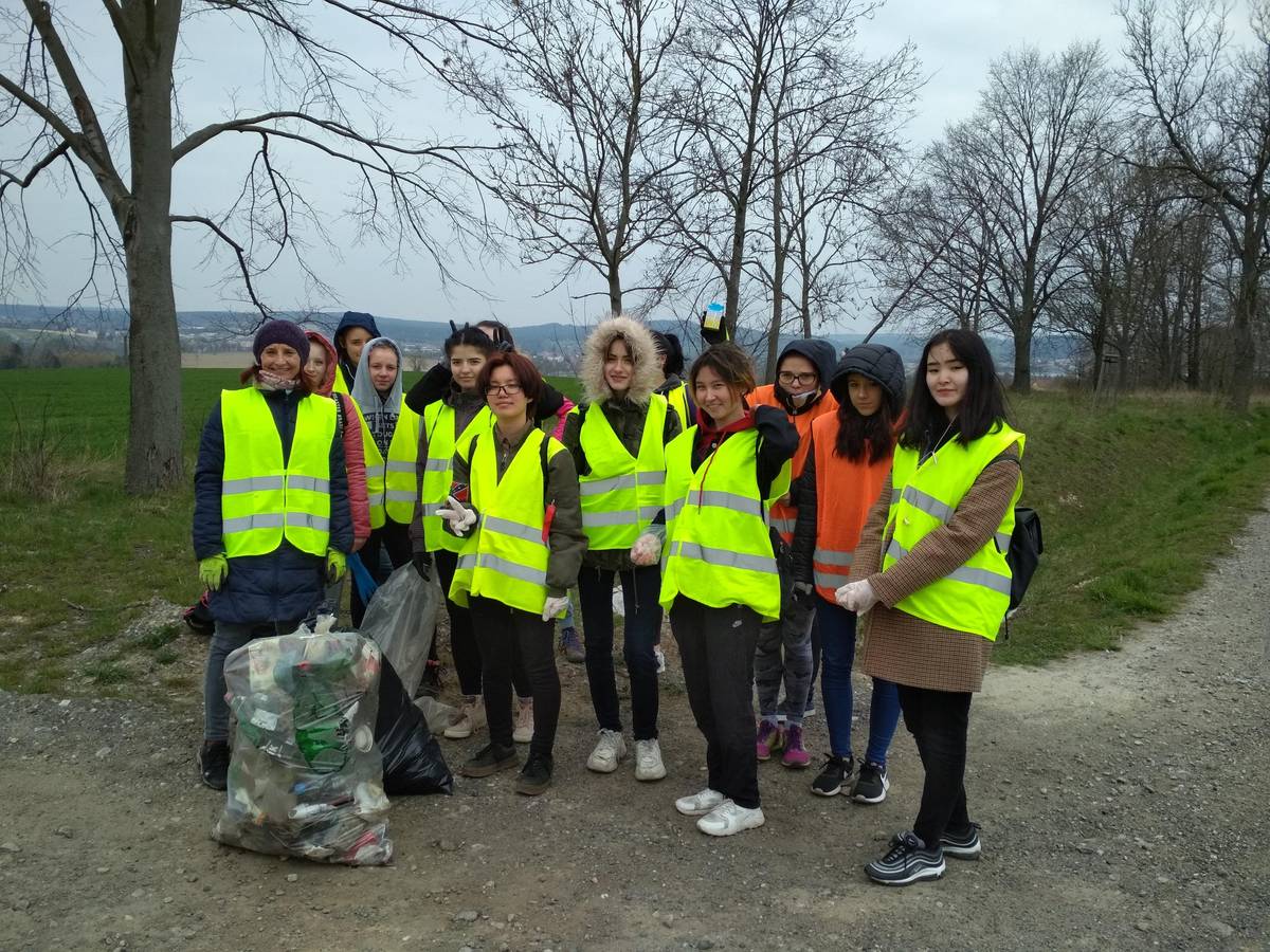Opět se můžete zapojit do tradiční jarní úklidové akce Čistá Vysočina a přispět k čistějšímu okolí obcí, silnic a přírody v našem kraji. Přihlášky dobrovolníků, škol, spolků i firem probíhají online. Úklidové termíny si volí účastníci sami, svoz odpadu je zajištěn organizátory. Registrace a další informace najdete tady.