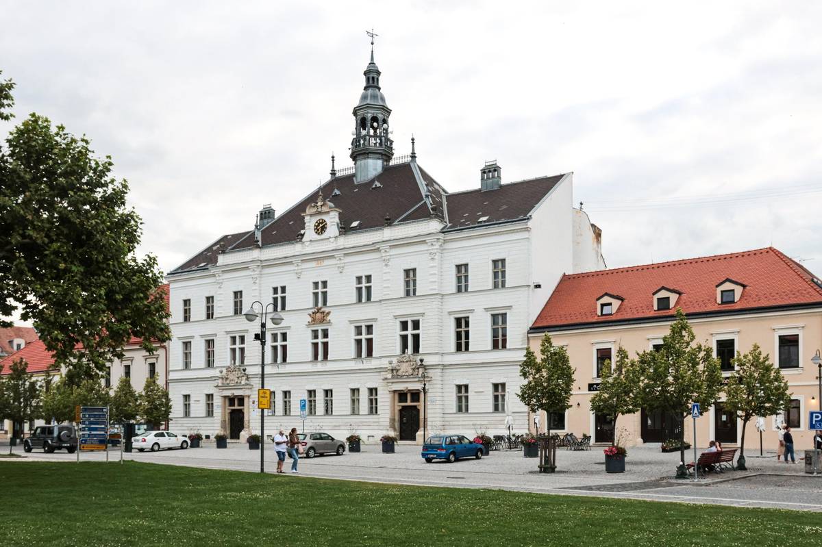 📅Termín pro podávání návrhů je 31. ledna 2026 👇 Návrhy můžete podávat na schváleném formuláři, který najdete na webu města https://www.valtice.eu/e_download.php?file=data/editor/291csabove_3.pdf&original=P%C5%99%C3%ADloha%20%C4%8D.%202%20Statutu%20Ceny%20m%C4%9Bsta%20Valtice.pdf 📩 Návrhy musí být doručeny písemně na adresu Městského úřadu Valtice nebo elektronickou poštou na adresu podatelna@valtice.eu Z návrhu musí být zřejmé, kdo návrh podal. Foto: Renata Hasilová