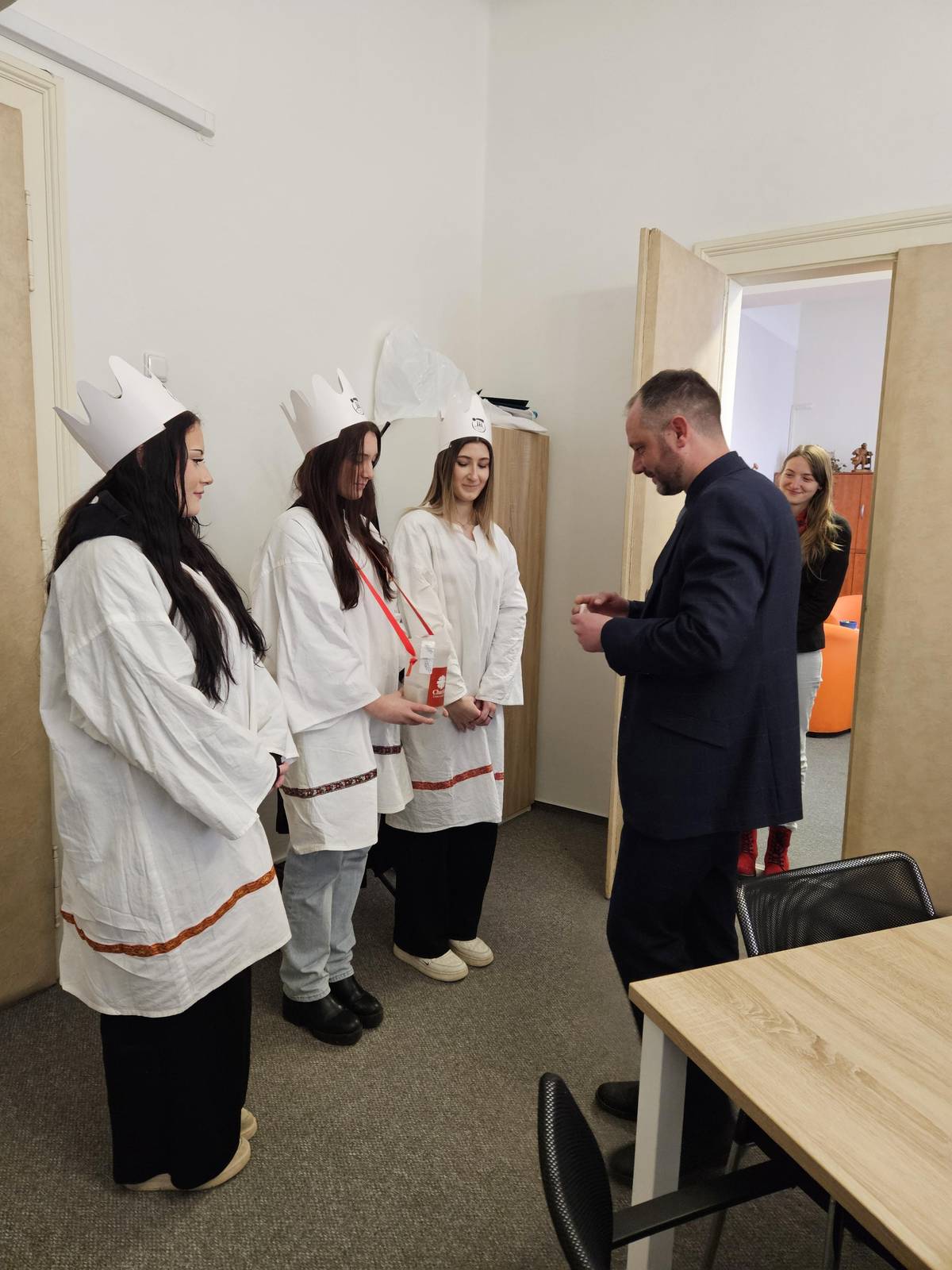 Tříkrálová sbírka Charity Jindřichův Hradec je v plném proudu a její koledníci dnes zavítali také na jindřichohradecký městský úřad. Tradiční koledování zahájili u starosty města Michala Kozára, který jejich návštěvu zakončil příspěvkem do tříkrálové pokladničky.