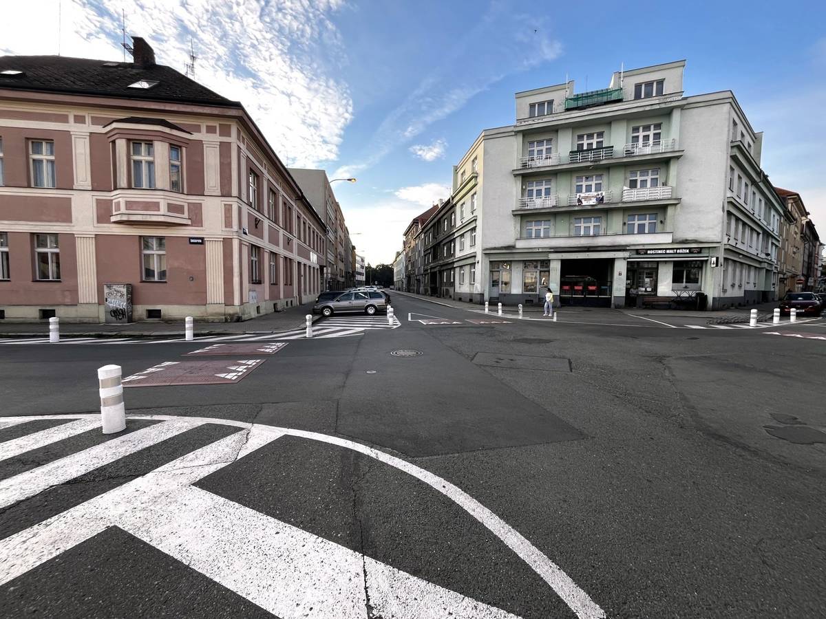 📍 Město Hradec Králové zahájilo spolupráci se studenty Ústavu prostorové tvorby Fakulty architektury VUT v Brně, kteří připravují návrhy úprav pro území třídy Karla IV., náměstí 5. května, Škroupovy a Průmyslové ulice a Smetanova nábřeží. 📍 Studenti se budou této lokalitě věnovat v rámci dvousemestrálního ateliérového projektu. Jejich práce jsou úzce provázány se záměry města i s připravovaným zadáním odboru hlavního architekta na úpravy veřejných prostranství a dopravního řešení v této lokalitě. 📍 Budeme rádi, když nám pomůžete lépe pochopit, jak tato místa využíváte a co byste v nich rádi uvítali. Vyplňte proto krátký dotazník. Vaše podněty poslouží jako podklad nejen pro studentské návrhy, ale i pro přípravu finálního zadání města. 🔗 Odkaz na dotazník naleznete ZDE.