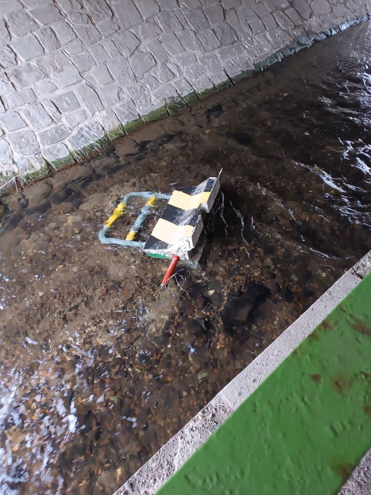 ‼️ Informujeme o vandalismu v naší obci. 🚧 V podchodu v Hodoňovicích na Kamenci byly poškozeny a odstraněny zábrany zajišťující bezpečnost chodců. 👉 K události došlo dne 31. 12. 2025 ve večerních hodinách. Incident řeší Policie ČR a hledáme svědky této trestné činnosti. 📞 Pokud máte k této události informace, volejte na tel. 724 416 840. 🙏 Děkujeme za spolupráci.