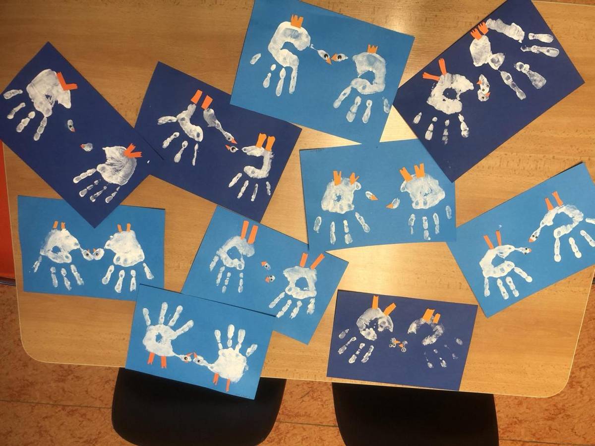 Naše šikovné ruce, bílá barva, štětec, nůžky, oranžový papír, pohyblivé oči a jsou z toho "Husy", které prozradily sv. Martina.