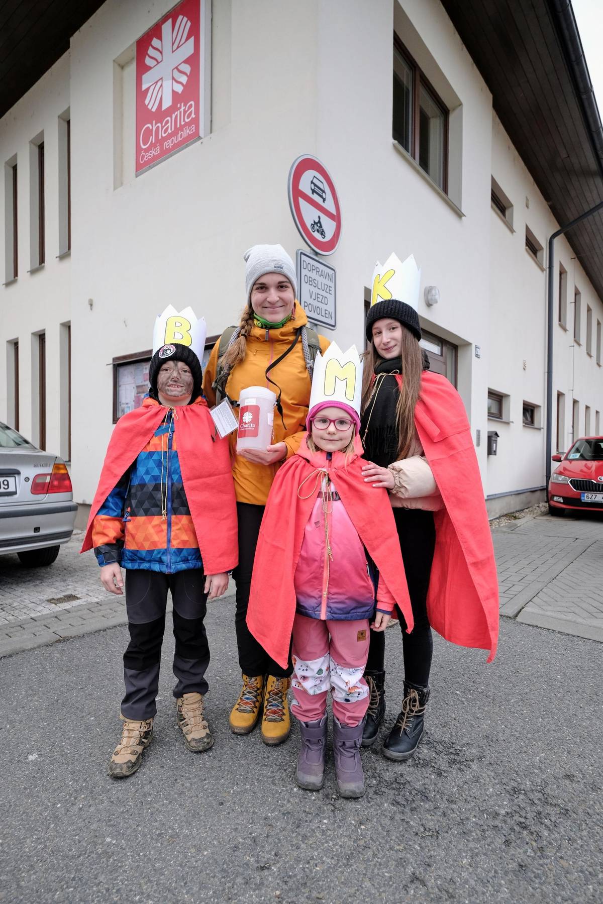 👑👑👑 Více než 100 koledníků vyjde v pátek 9. a sobotu 10. ledna do ulic Rožnova pod Radhoštěm v rámci tradiční Tříkrálové sbírky 👑 ❤️ Malí koledníci navštíví domácnosti, instituce a osloví i lidi na ulicích s koledou a přáním všeho dobrého ❤️ Organizátorem sbírky je Charita Valašské Meziříčí, která využije vybrané prostředky na zajištění provozu Centra sociálně-materiální pomoci a poskytne přímou pomoc lidem v nouzi, na zakoupení dvou automobilů pro osobní asistenci a pečovatelskou službu v Rožnově pro pracovníky k denní návštěvě klientů a finance budou využity také na spolufinancování pořízení elektromobilu v rámci projektu IROP MAS ❤️   Více v tiskové zprávě V Rožnově vyjdou o víkendu do ulic tříkráloví koledníci - Město Rožnov pod Radhoštěm