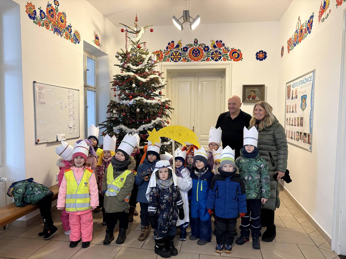 Dnes k nám do města zavítali malí králové 👑✨ z místní mateřské školy 🎒 Přinesli spoustu radosti, písničku a krásná přání 💛🎶 Děkujeme dětem i jejich učitelkám za krásný zážitek a za to, že nám připomněly kouzlo Tří králů 👑⭐!