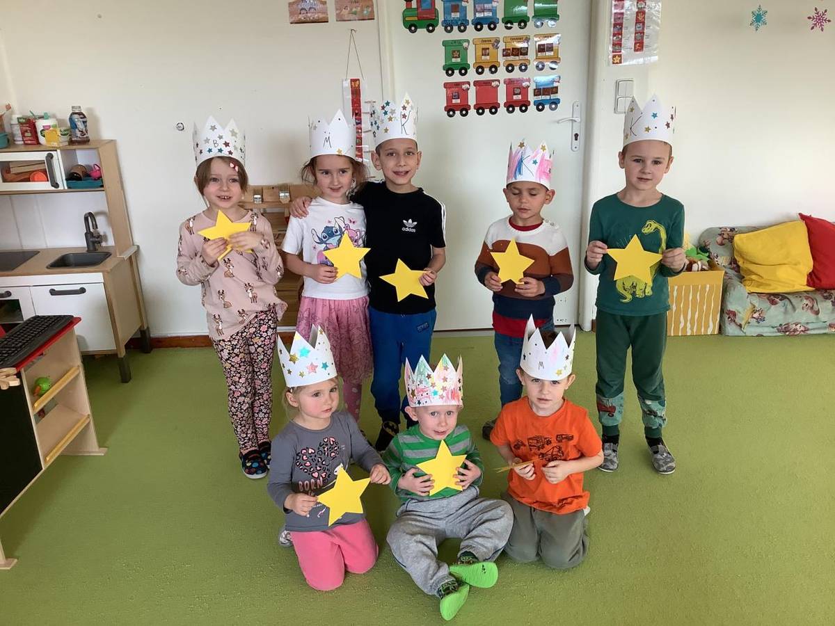 “Tři králové přišli k nám, tyhle pány dobře znám. Písničku nám zazpívají, na dveře nám namalují. Ať jsme zdraví celý rok a máme jen šťastný krok.”