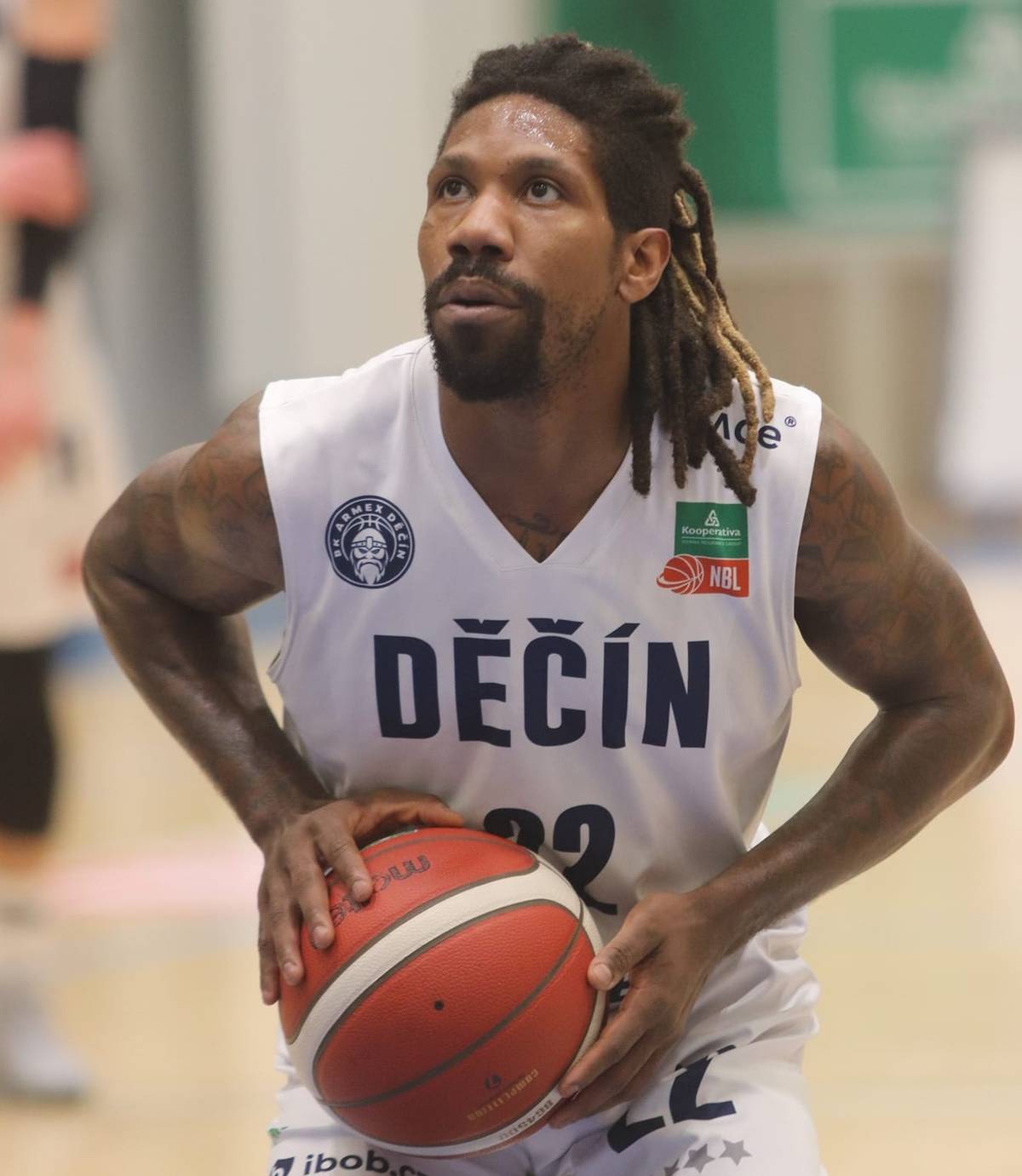 Zajímavou a velmi zvučnou posilu získali jindřichohradečtí prvoligoví basketbalisté. Pomoci vylepšit nelichotivé postavení v tabulce přichází Anthony Lamont Walton. Pětatřicetiletý americký rozehrávač se po vleklém zranění pokusí v GBA Lions restartovat svou úspěšnou kariéru.