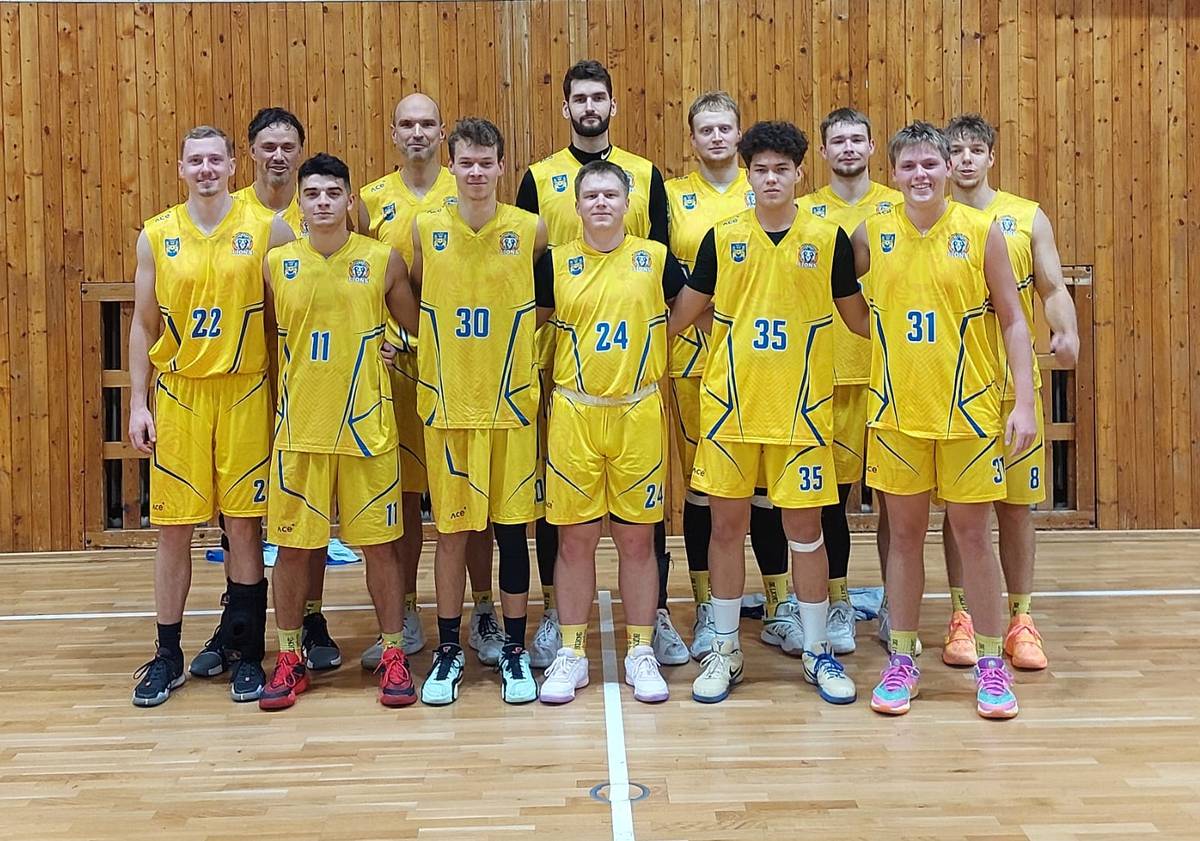 Basketbalisté BK Lions zakončili rok 2025 dvěma prohrami s Pelhřimovem. V polovině základní části II. ligy jim tak s vyrovnanou bilancí šesti výher a stejného počtu porážek patří ve skupině B sedmá příčka.