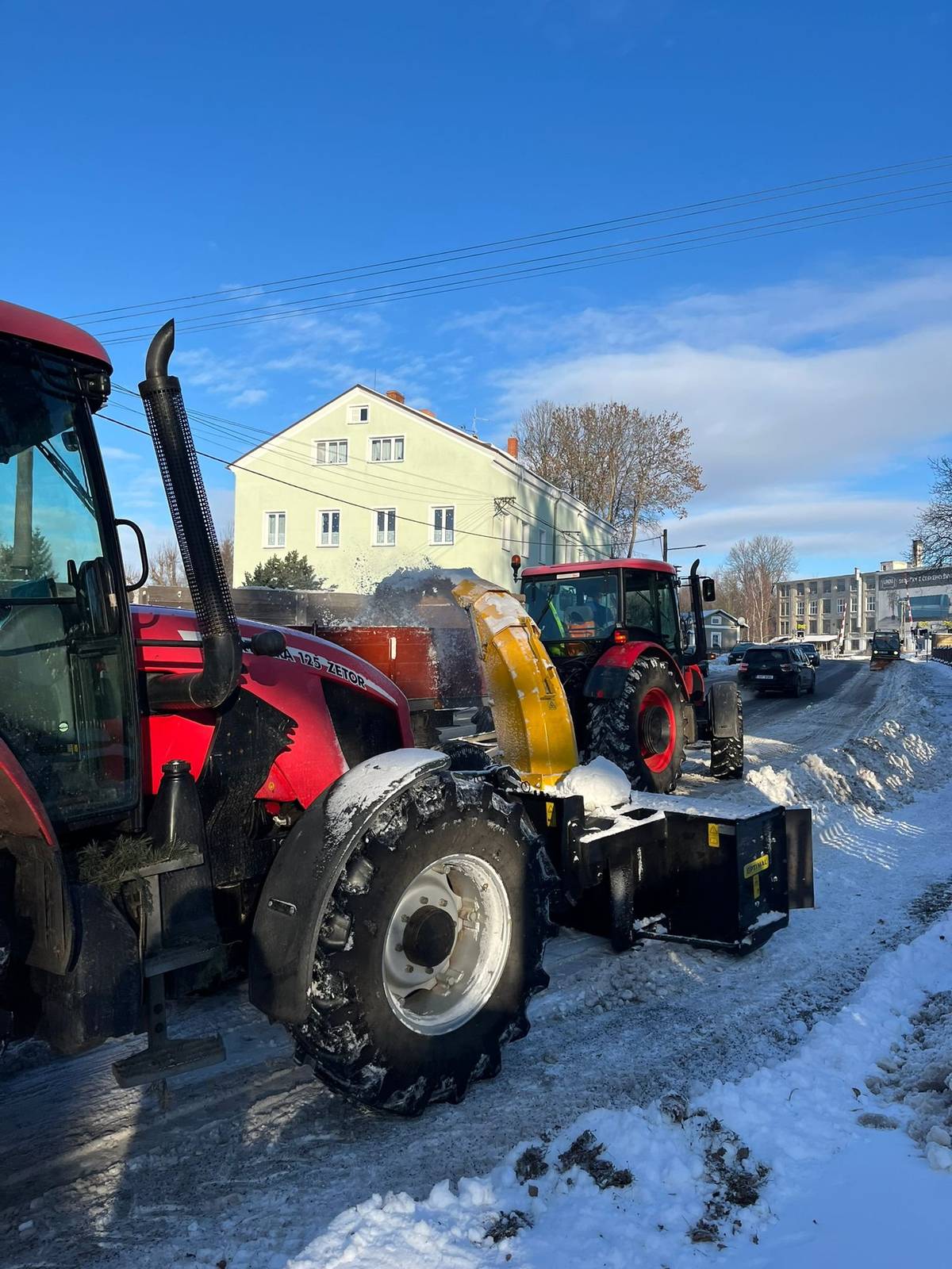 V souvislosti s předpokládaným sněžením ke konci týdne dochází k postupnému odstraňování sněhu z okrajů komunikací. Cílem je zvýšení bezpečnosti a komfortu chodců a zajištění efektivnější následné zimní údržby.