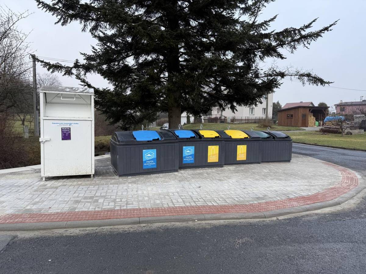 Na sběrném místě v Mlýnci u bytovek byly nově vybudovány polopodzemní kontejnery, které přinášejí nejen hezčí vzhled, ale i snadnější třídění a ukládání odpadů do nádob.