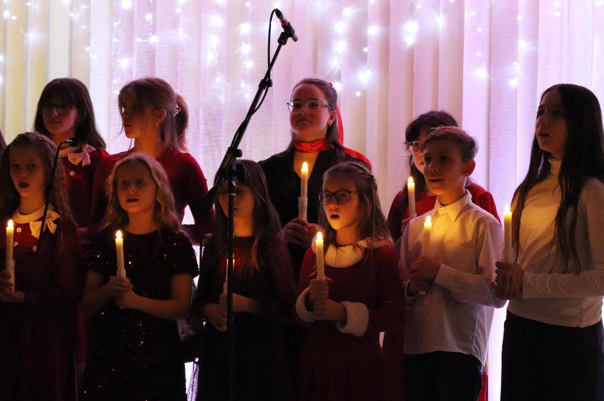 V predvianočnom období, keď sa ulice i domovy zapĺňajú svetlom, vôňou koláčov a očakávaním najkrajších sviatkov roka, pripravili žiaci SZUŠ v Trenčianskych Tepliciach pre rodičov a širokú verejnosť výnimočný umelecký zážitok. Na tradičnom vianočnom koncerte predviedli svoj talent, usilovnú prácu aj radosť z hudby, spevu a tanca. Pod vedením svojich pedagógov si deti pripravili pestrý program. Mladí hudobníci sa predstavili hrou na rôznych hudobných nástrojoch — od huslí, flauty a gitary až po saxofón, či bicie nástroje. Každá skladba bola plná precíznosti, emócií a radosti z vystupovania, čo obecenstvo odmenilo srdečným potleskom. Speváci očarili krásnymi hlasmi a príjemnou vianočnou atmosférou. V ich podaní zazneli tradičné koledy aj moderné piesne, ktoré umocnili sviatočný ráz podujatia. Zvlášť dojemné boli spoločné vystúpenia, kde sa spojili detské hlasy a zvuky hudobných nástrojov do harmonických zborových aranžmánov. Dievčatá a chlapec z tanečného odboru školy predviedli dynamické choreografie i jemné pohybové kreácie. Ich vystúpenia priniesli na pódium energiu, ladnosť a nadšenie, ktorými si okamžite získali publikum. Ako uviedol zriaďovateľ SZUŠ v Trenčianskych Tepliciach Vladimír Ďatelinka, celý koncert bol dôkazom poctivej práce žiakov aj učiteľov, ktorí sa s veľkým nasadením pripravovali na toto výnimočné podujatie. Pre rodičov, starých rodičov a všetkých divákov sa stal nádherným zážitkom plným dojatia, úsmevov a pravého vianočného kúzla.  Deti svojim vystúpením priniesli radosť, krásu a povznesenú sviatočnú náladu, ktorá v hľadisku ešte dlho doznievala.