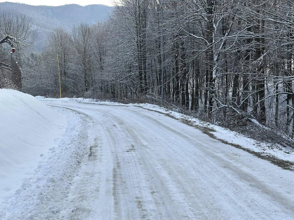 Obec Župkov sa teší zo zimy a ďakuje zamestnancom obce a Banskobystrickej správe ciest za udržanie zjazdnosti ciest. Perinbaba sa u nás vybláznila, no cesty zostali bezpečné.