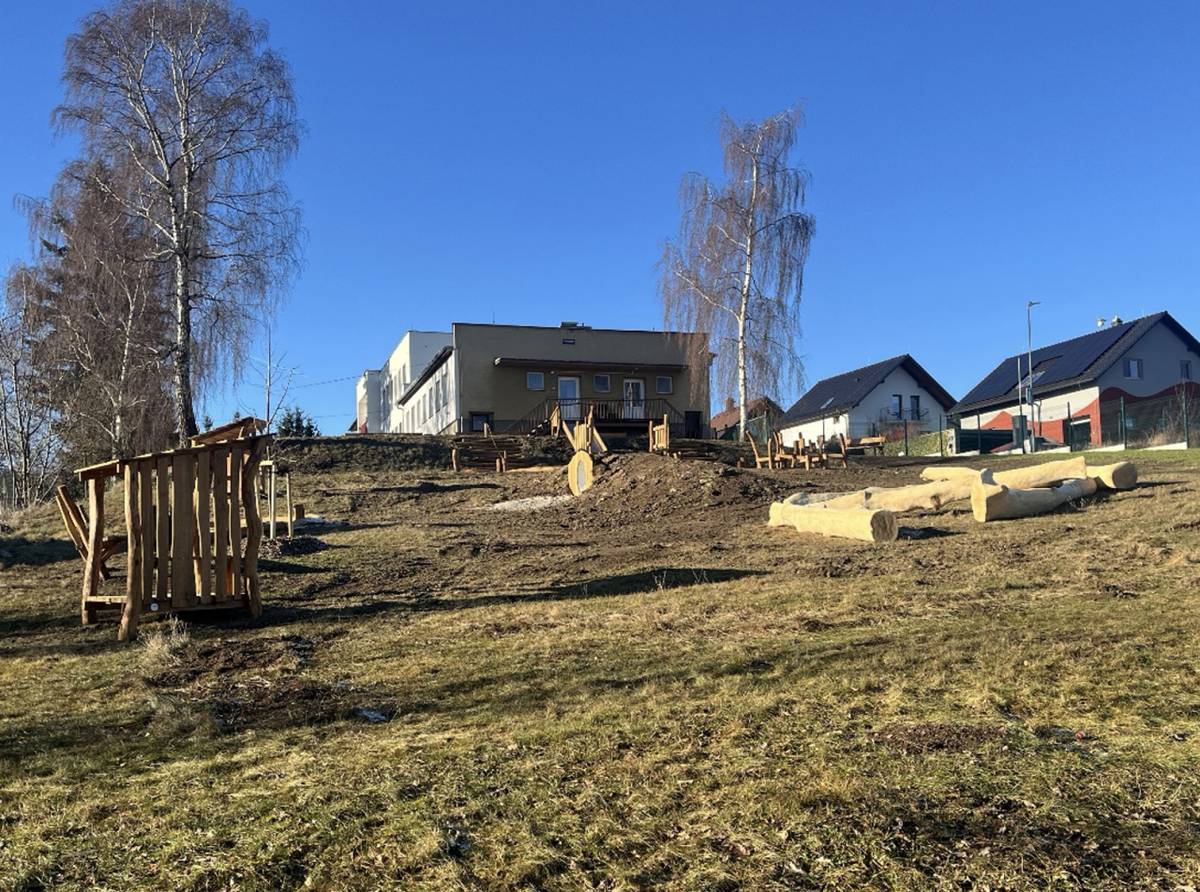 Zahrada mateřské školy prošla v posledních týdnech příjemnou proměnou, která potěší nejen děti, ale i jejich rodiče i paní učitelky.