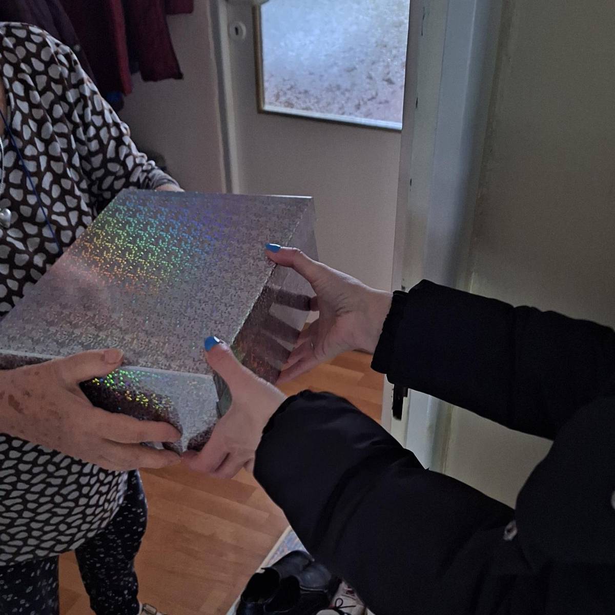 Vianoce sú časom pokoja, radosti a ľudskosti. Sú aj pripomienkou toho, aké dôležité je nezabúdať na tých, ktorí trávia sviatočné dni osamelo. Práve v tomto duchu sa v Trenčianskych Tepliciach uskutočnila krásna iniciatíva Koľko lásky sa zmestí do krabice od topánok, vďaka ktorej sa podarilo potešiť osamelo žijúcich seniorov. Zamestnanci mesta rozdali 25 vianočných krabičiek, ktoré boli s láskou pripravené pre seniorov v našom meste. Z tohto počtu bolo 15 krabičiek určených ženám a 10 krabičiek mužom. Každá krabička obsahovala drobnosti, ktoré zahriali nielen telo, ale najmä srdce – sladkosti, teplé doplnky, voňavé maličkosti či malé pozornosti pre radosť. Úsmevy, dojatie a vďačnosť v očiach obdarovaných boli dôkazom toho, že aj malé gesto dokáže spraviť veľký rozdiel. Pre mnohých seniorov nebola krabička len darčekom, ale aj symbolom toho, že na nich niekto myslí a že nie sú sami. Čaro Vianoc sa často neskrýva v drahých daroch, ale v obyčajnej ľudskej blízkosti. V krabičkách neboli len veci, ale najmä čas, myšlienka a láska, ktorú niekto venoval neznámemu človeku. Pre osamelo žijúcich seniorov v Trenčianskych Tepliciach znamenali tieto darčeky pocit, že na nich niekto myslí, že sú dôležití a že aj oni patria k vianočnému príbehu. Nech je táto iniciatíva pripomienkou toho, že pomáhať má zmysel a že aj malý skutok dokáže rozsvietiť veľké svetlo v niečom srdci. Pretože práve o tom sú Vianoce – o láskavosti, spolupatričnosti a nádeji, ktorú si môžeme navzájom darovať. Ďakujeme všetkým, ktorí sa do zbierky zapojili a prispeli k tomu, aby boli Vianoce v Trenčianskych Tepliciach o niečo teplejšie a krajšie.