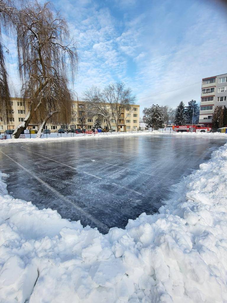 Po dlhšom čakaní sa konečne dostavili tie pravé zimné mrazy, ktoré nám umožnili vytvoriť na Ulici sklárskej v Poltári dve skvelé ľadové plochy! Mesto Poltár v spolupráci s DHZ Poltár a technickým službami prichádza s fantastickou správou, ktorá poteší všetkých priaznivcov korčuľovania.
