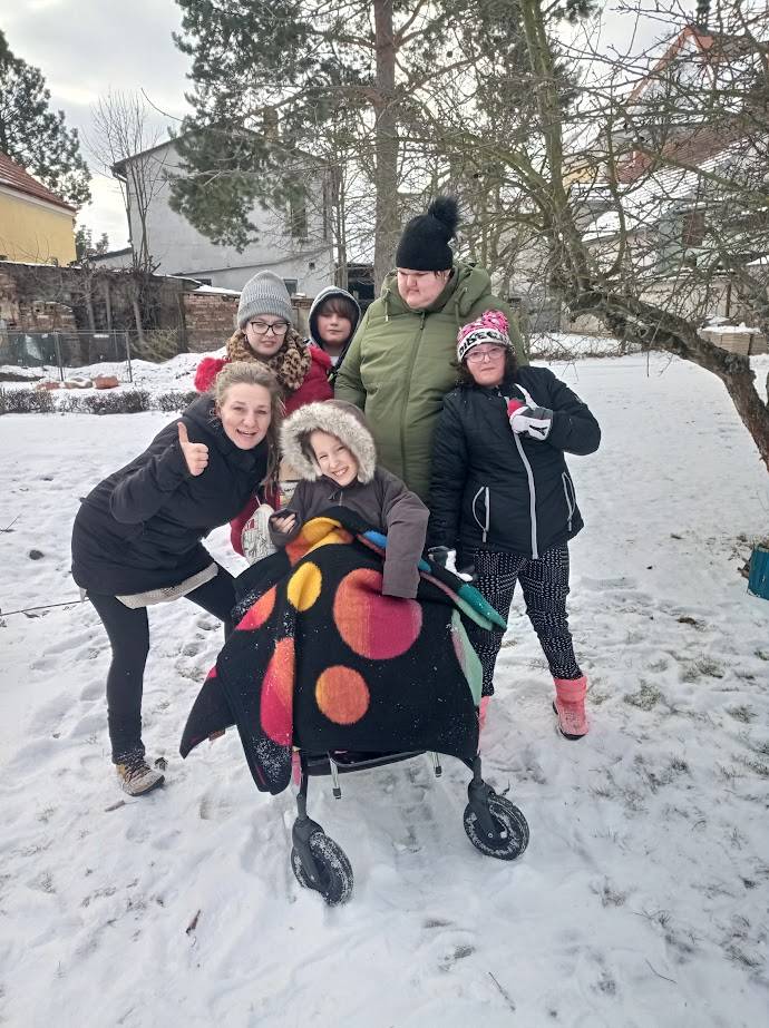 S dětmi jsme vyšli ven nadýchat se čerstvého vzduchu a pořádně si užít sníh. Každý po svém. Někteří se procházeli, někteří se koulovali... Moc fotek nemáme, protože i p. učitelka si zimní radovánky s dětmi pořádně užívala.