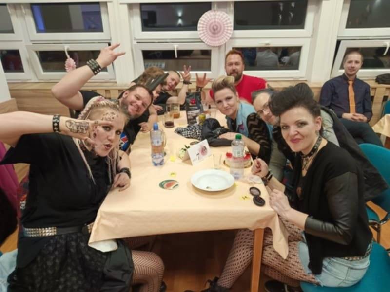 Z našeho zítřejšího maškarního plesu se stává vlivem mnoha nemocí maškarní večírek... Proto jestli máte zítra 10. 1. 2026 volný večer, máte chuť si zatančit a pobavit se, ale nemáte masku, klidně se ozvěte a přijďte, program na sobotní večer máte zajištěn... Tel. 607 518 104