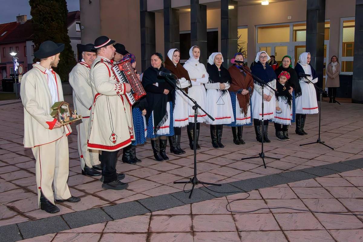 Posledná adventná svieca rozžiarila priestor pri Dome kultúry vo Svite.