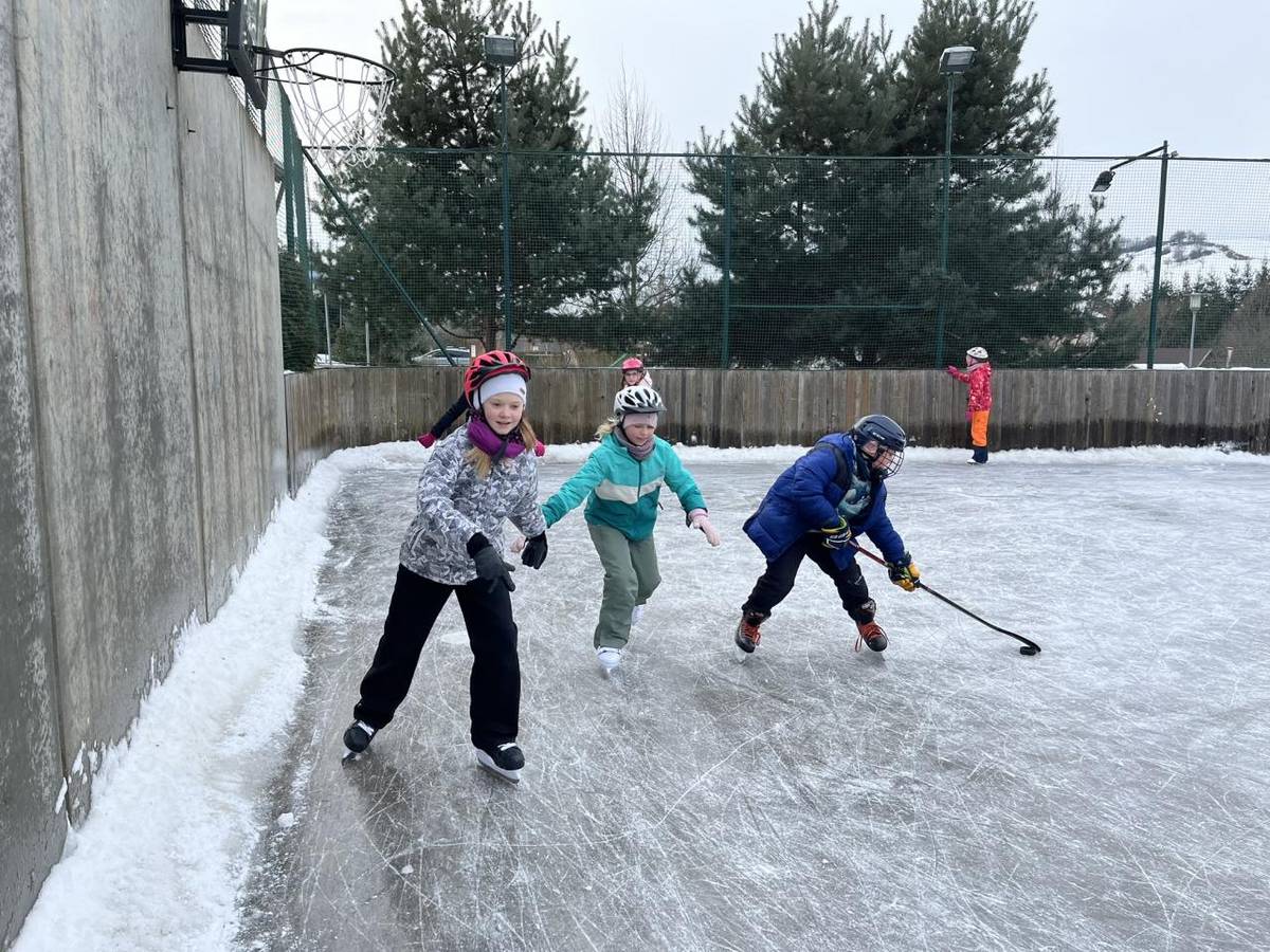 Celý týden si děti mohou užívat bruslení a klouzání přímo před školou!